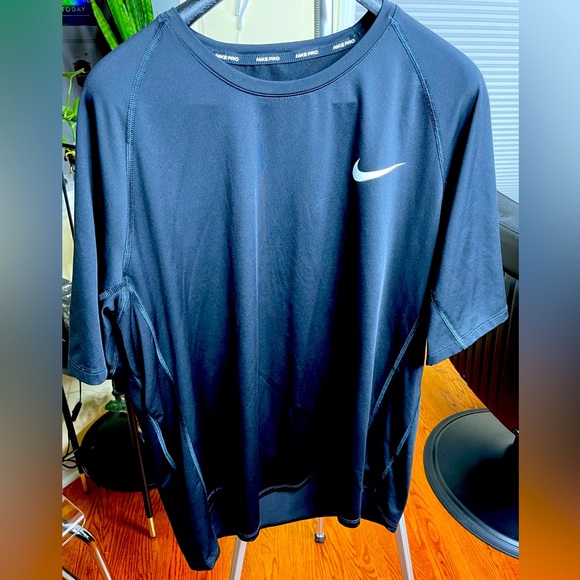 Beautiful Nike Pro T-Shirt - Picture 1 of 4